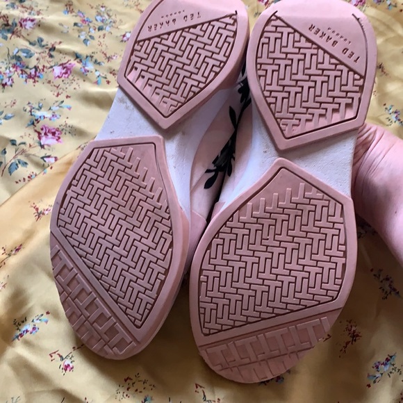 Pink Ted Baker sneakers w rose gold accents,  EUC Sz 5.5(?) - Picture 3 of 8